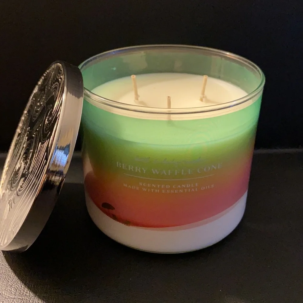 NEW: BERRY WAFFLE CONE 3 Wick Candle Candle Bath & Body Works Summer Ice Cream - Picture 2 of 13